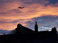 Amerikanisches Militärflugzeug über der Abteikirche